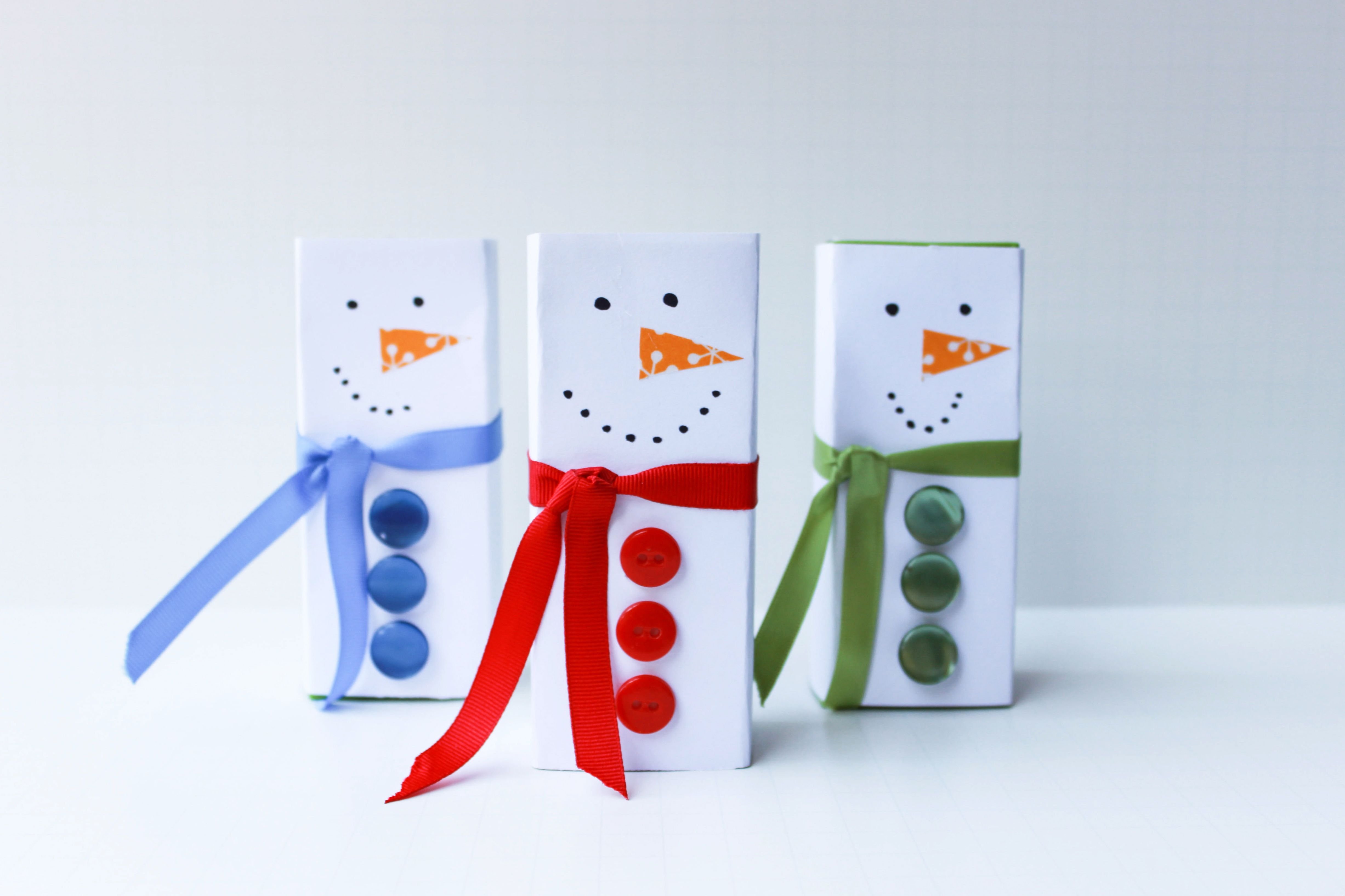 Поделка маленькому мальчику. Подарок на новей год из бумаги. Поделка Снеговик из бумаги. Снеговик из картона. Поделки из коробочек.