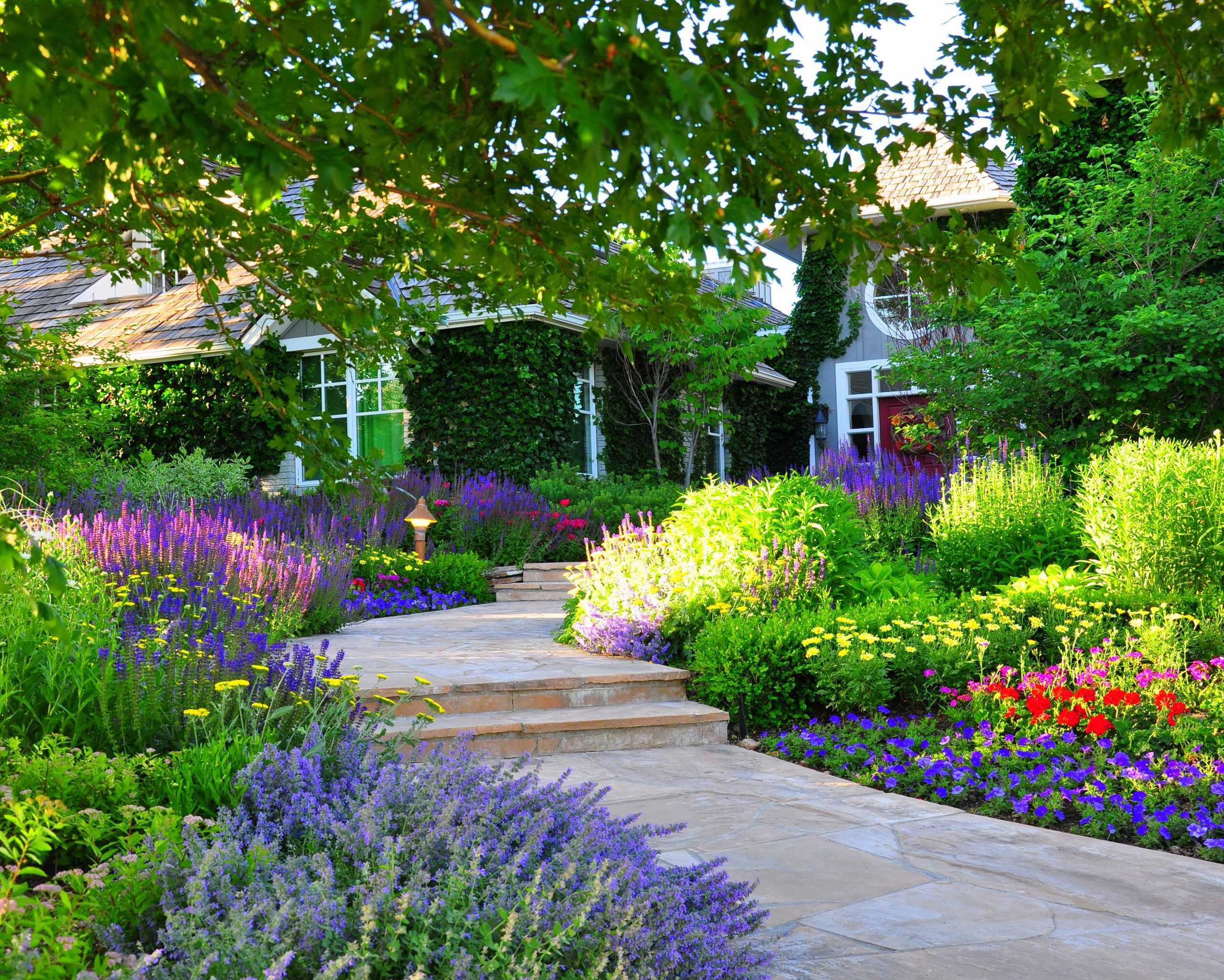 Около дома был сад. Кэрри Престон ландшафтный дизайнер. Приусадебные сады Англии дорожки. Сад в пейзажном стиле. Цветы в саду.