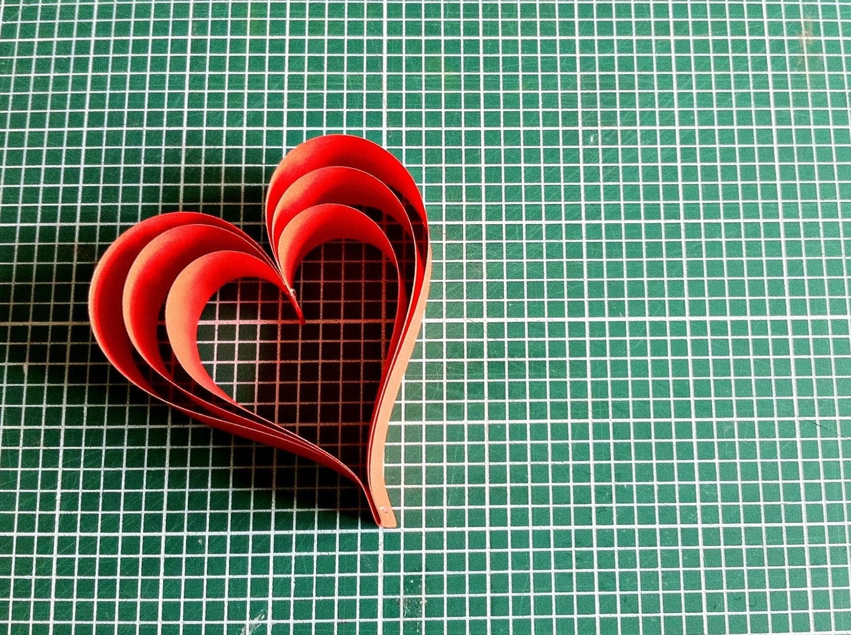 Создать сердце. Объемное сердце из бумаги. Поделка сердечко. Бумажное сердечко. Поделка объемное сердце.