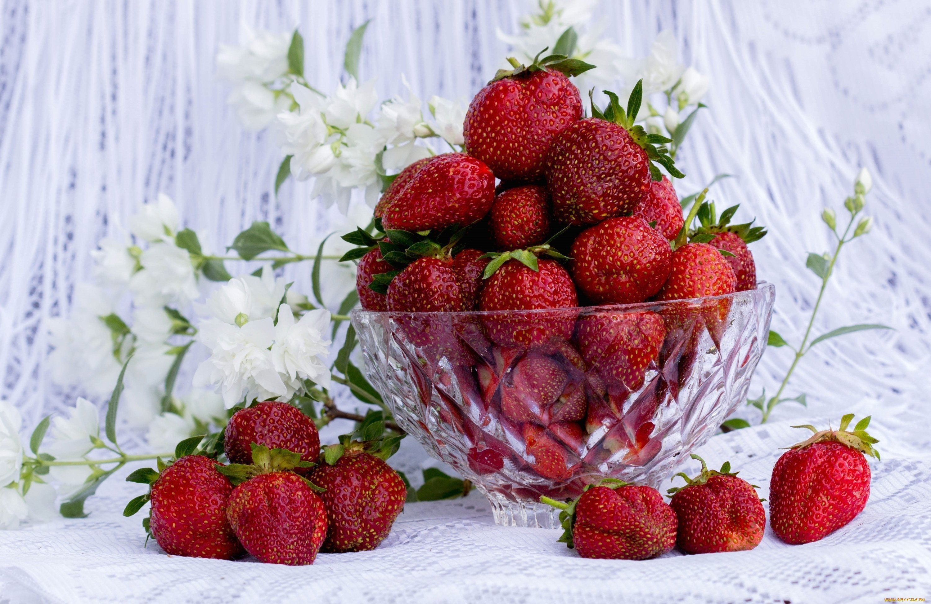 Sweets vip. Красивые ягоды. Цветы и фрукты. Клубника в вазе. Летний букет с ягодами.