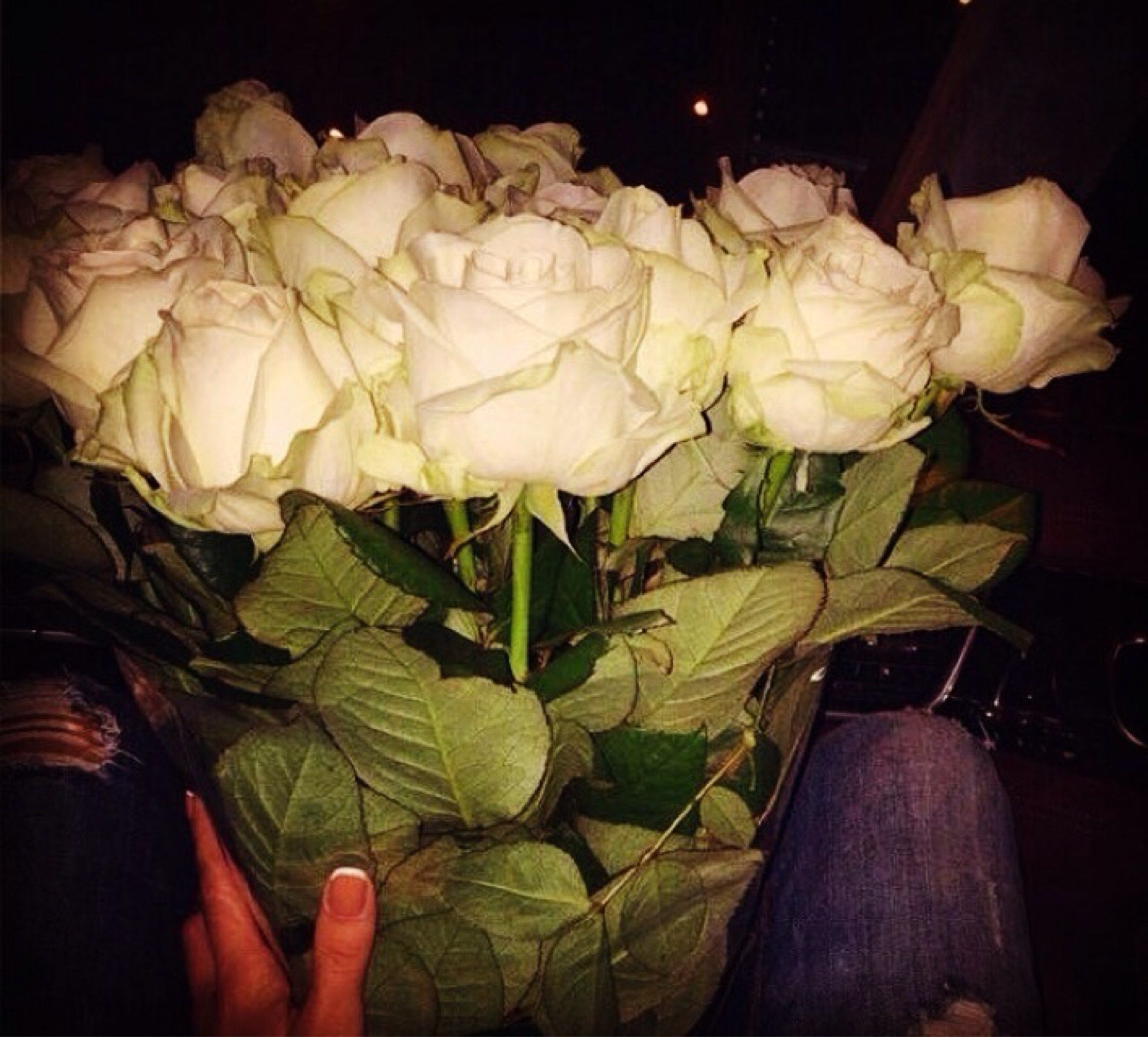 Сегодня мне подарили цветы. Белые розы в машине. Букет белых роз в машине. Букет цветов дома. Красивый букет дома.