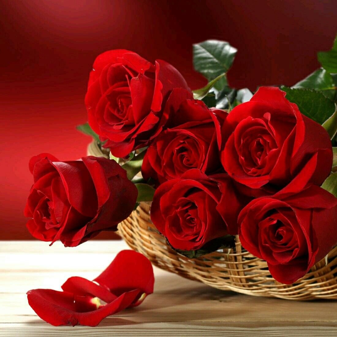 Открытка красивой женщине шикарной. Открытки с розами. Цветы розы красные. Шикарный букет роз с днем рождения. Открытки с цветами красивые.