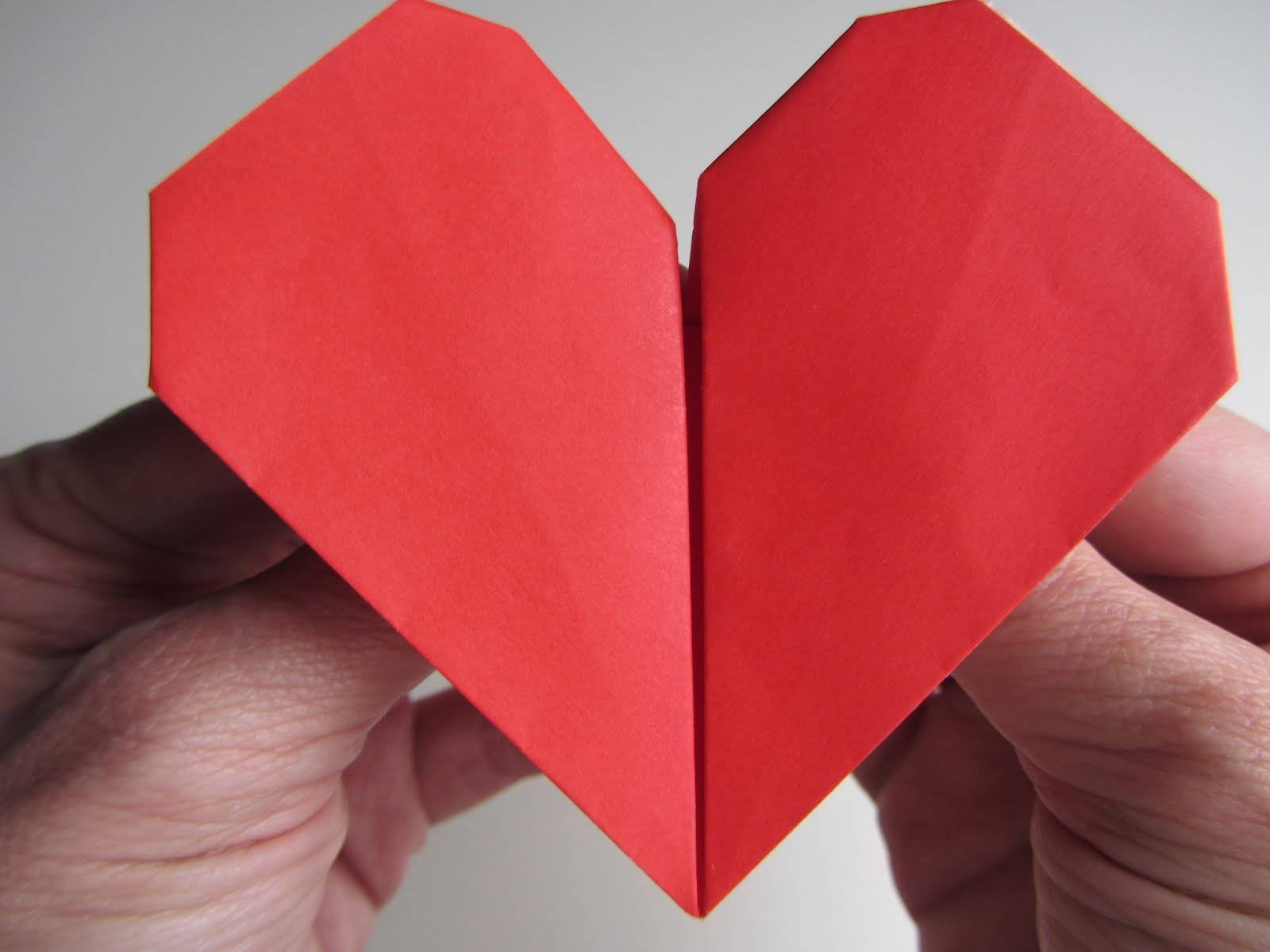Сердечко из бумаги легко. Сердечко из бумаги. Оригами сердце. Объемные сердечки. Маленькие сердечки из бумаги объемные.