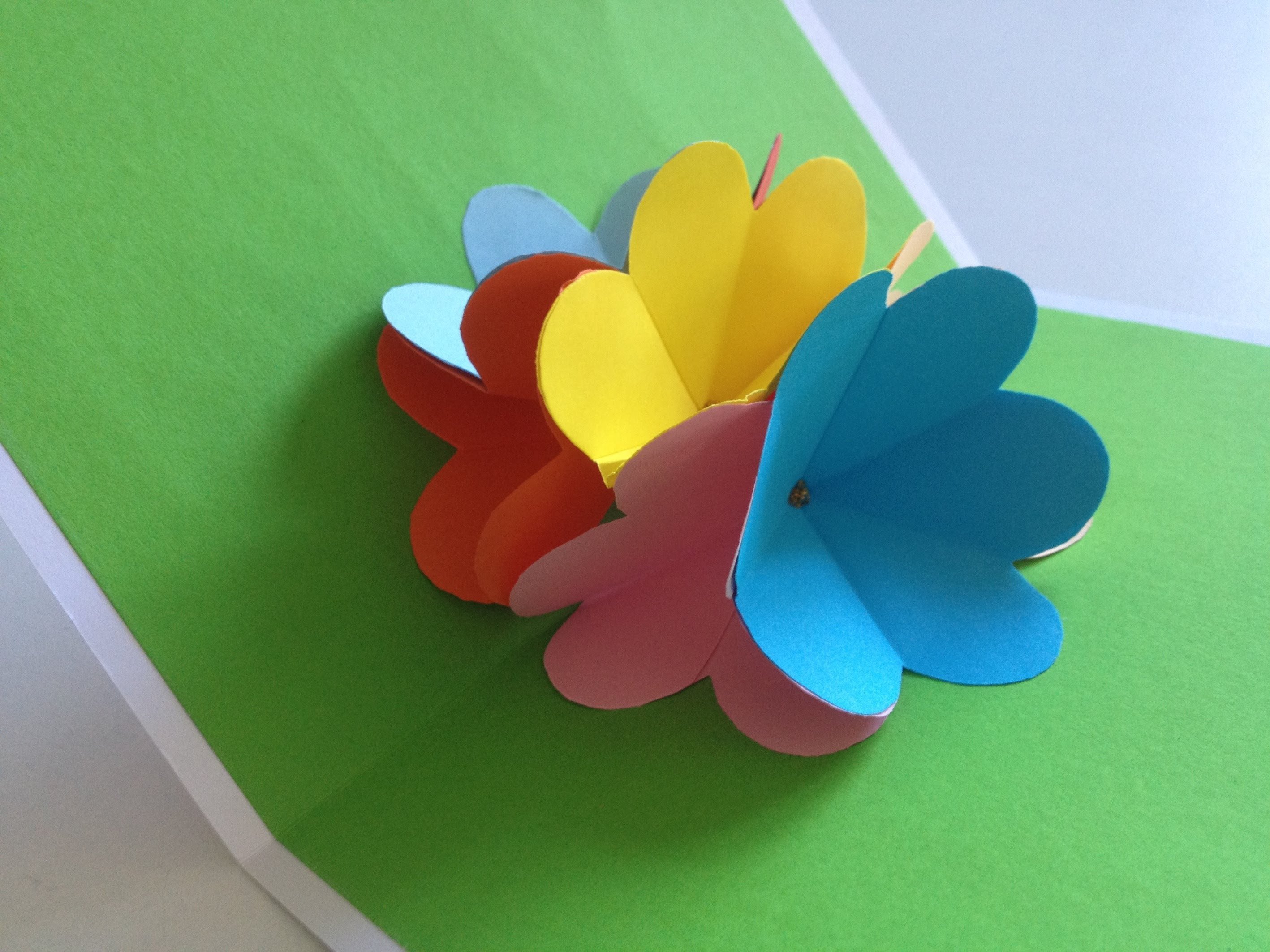 Объемная открытка с цветами внутри. Открытка с объемными цветами. Объемные цветы из цветной бумаги. Семицветик поделка. Цветы из цветной бумаги своими руками.