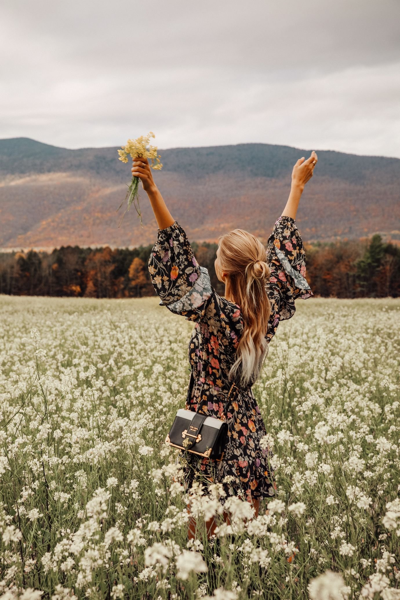 Цветок радости и вдохновения. Фотосессия в поле. Счастливая девушка. Девушка в поле. Девушка в поле с цветами.