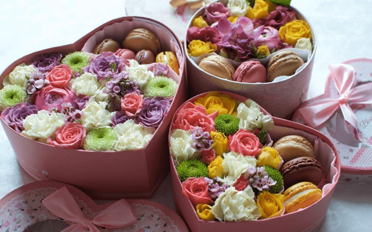 Коробка с цветами и конфетами. Коробки с цветами и сладостями. Сладко цветочные коробочки. Цветы с конфетами в коробке. Цветы в коробке с конфетами