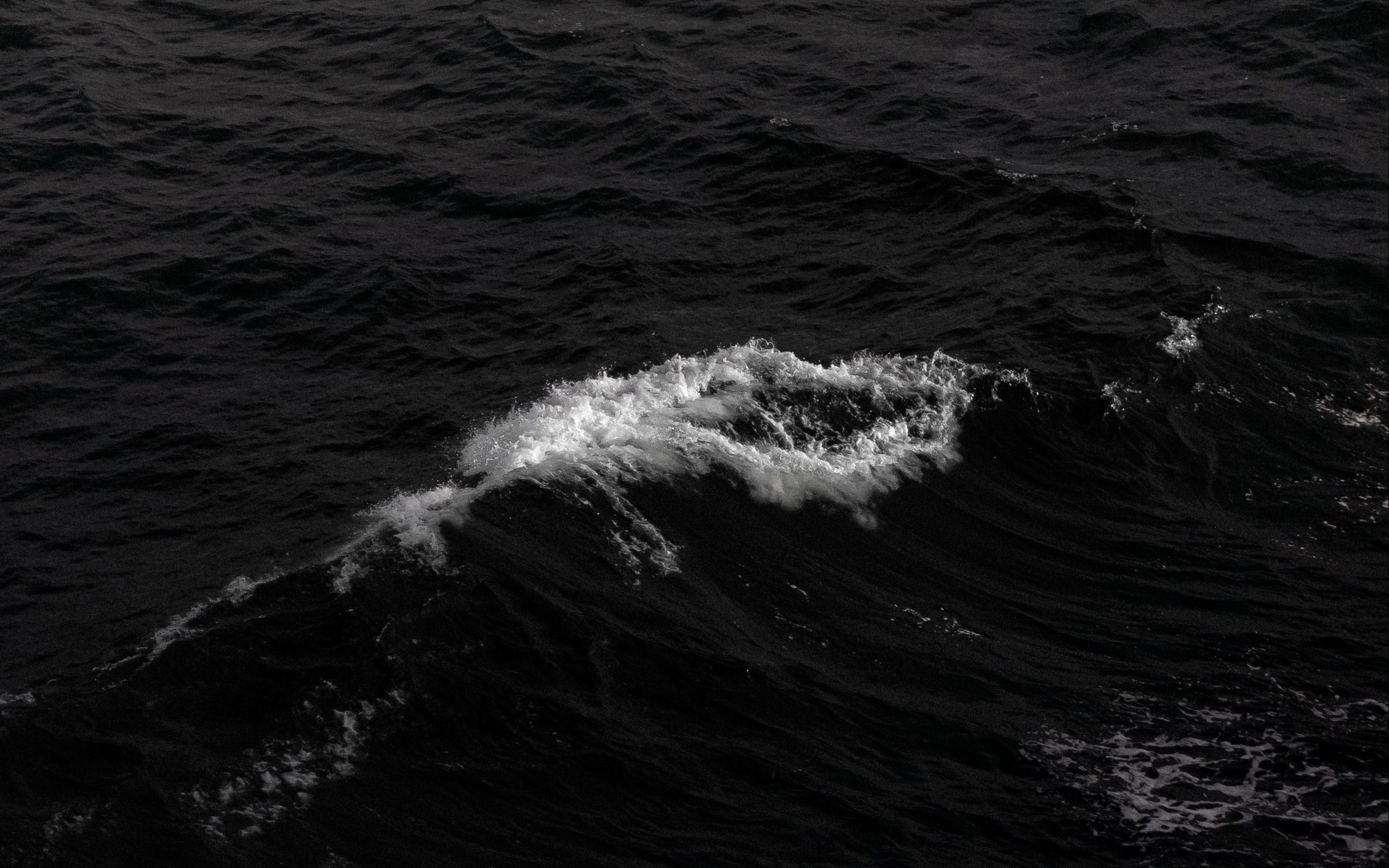 Текст черные волны. Черная вода. Черно белые волны. Черный океан. Темное море.