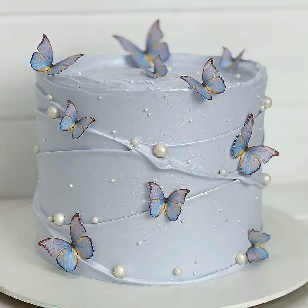 Торт с золотыми бабочками