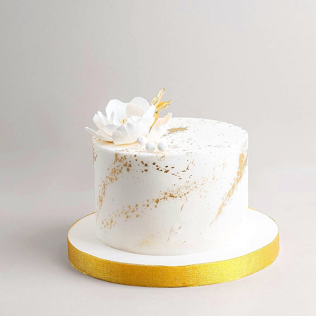Торт белый с золотом