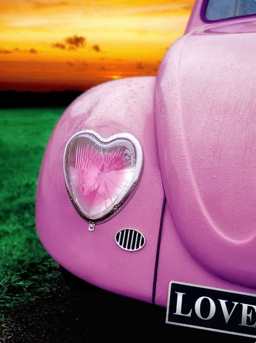 Розовая маленькая машина