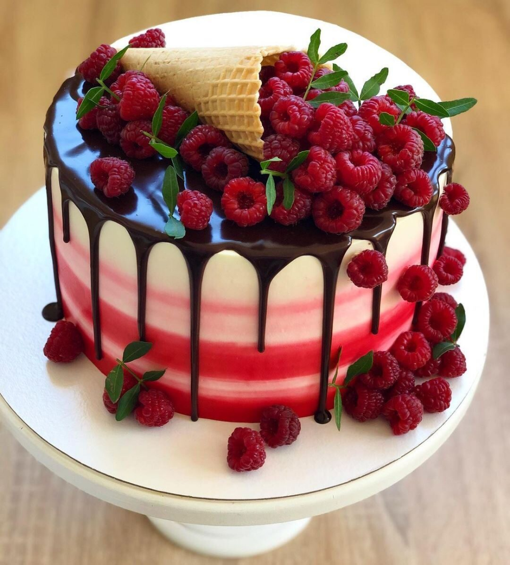 Торт с клубникой на день рождения