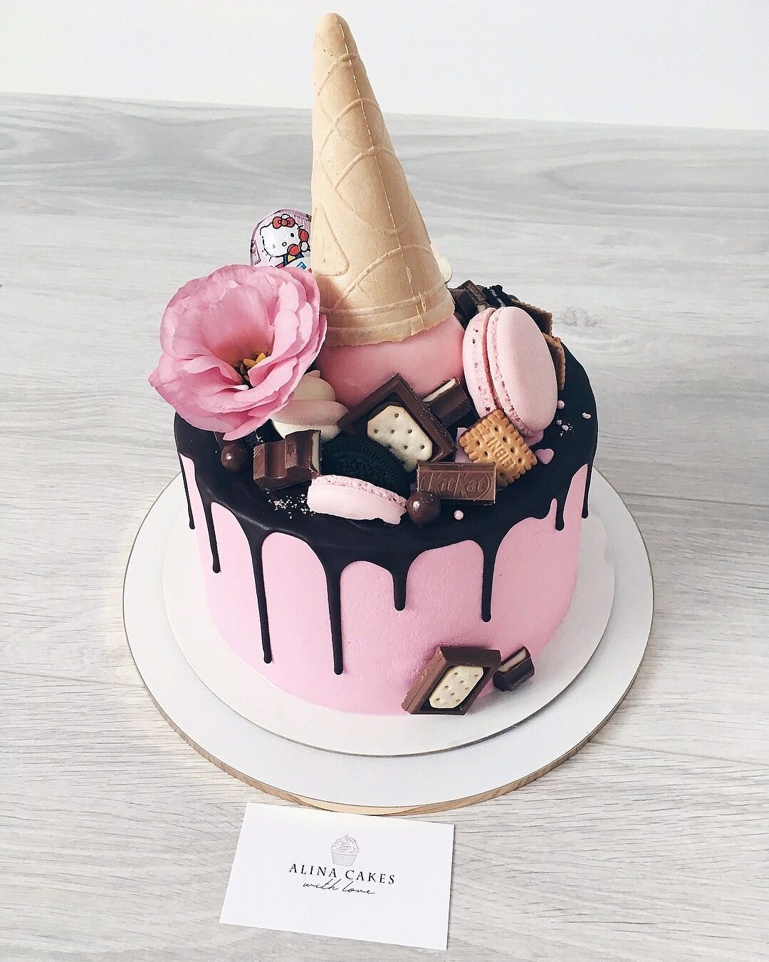 Декор торта для девушки