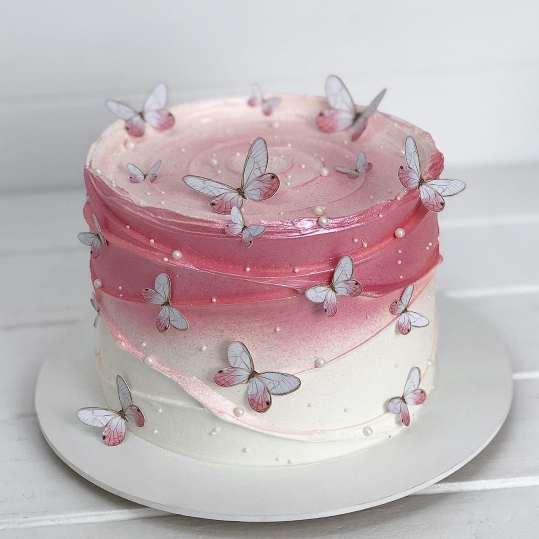 Розовый торт с бабочками