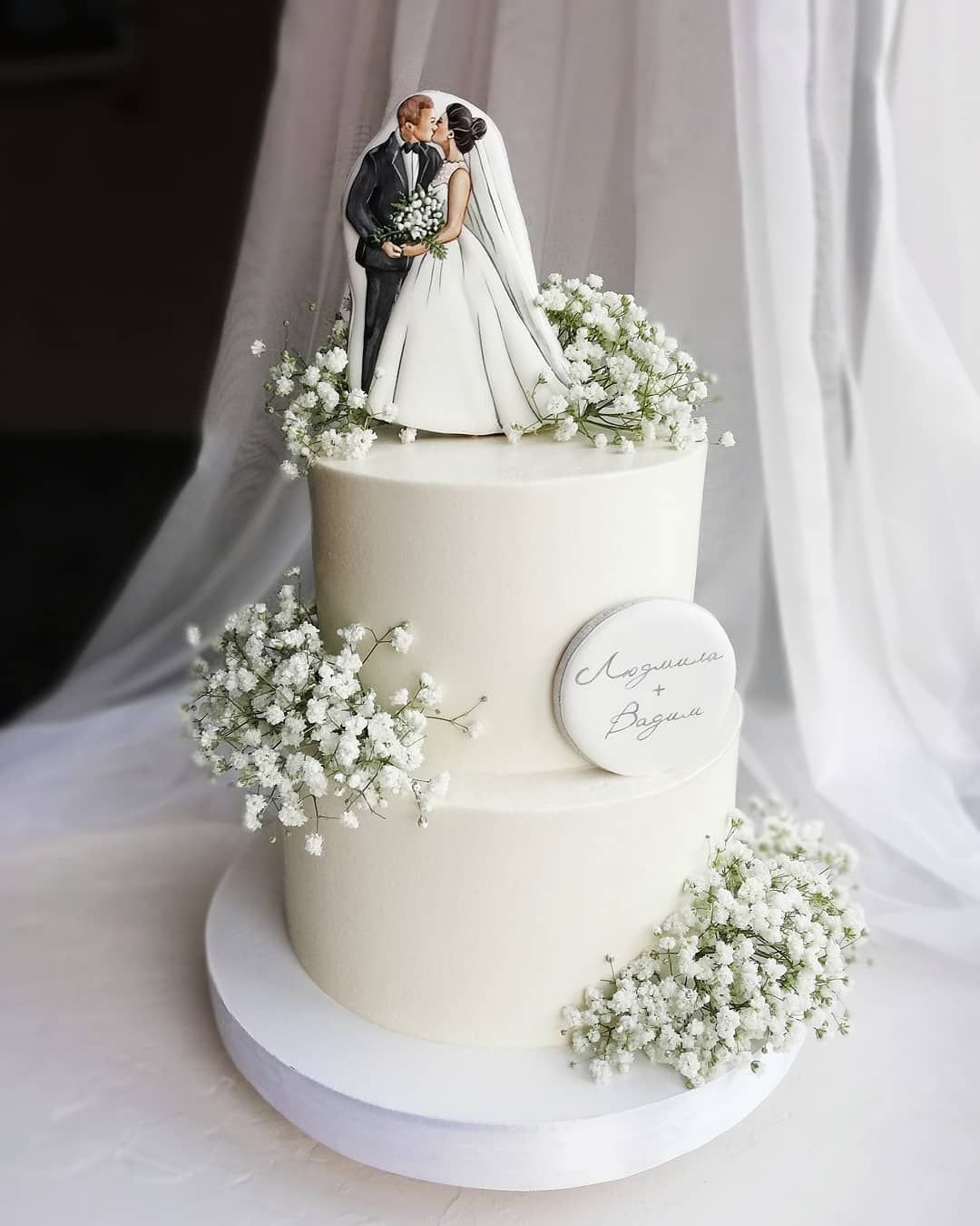 Двухъярусный белый свадебный торт