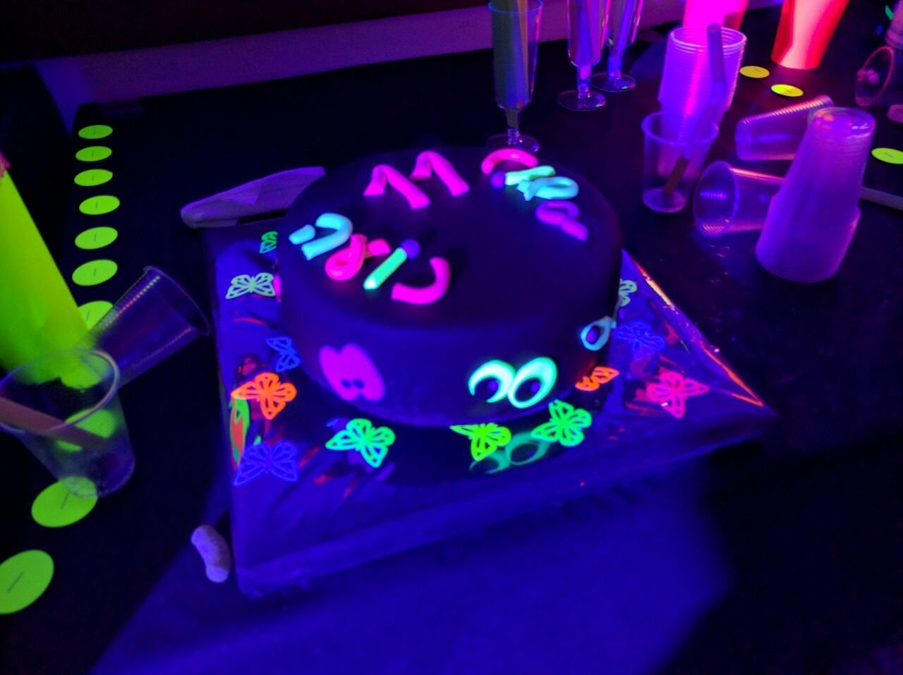 Неоновый торт. Торт неон. Неоновый детский торт. Торт на неоновую вечеринку. Торт в стиле неоновой вечеринки.