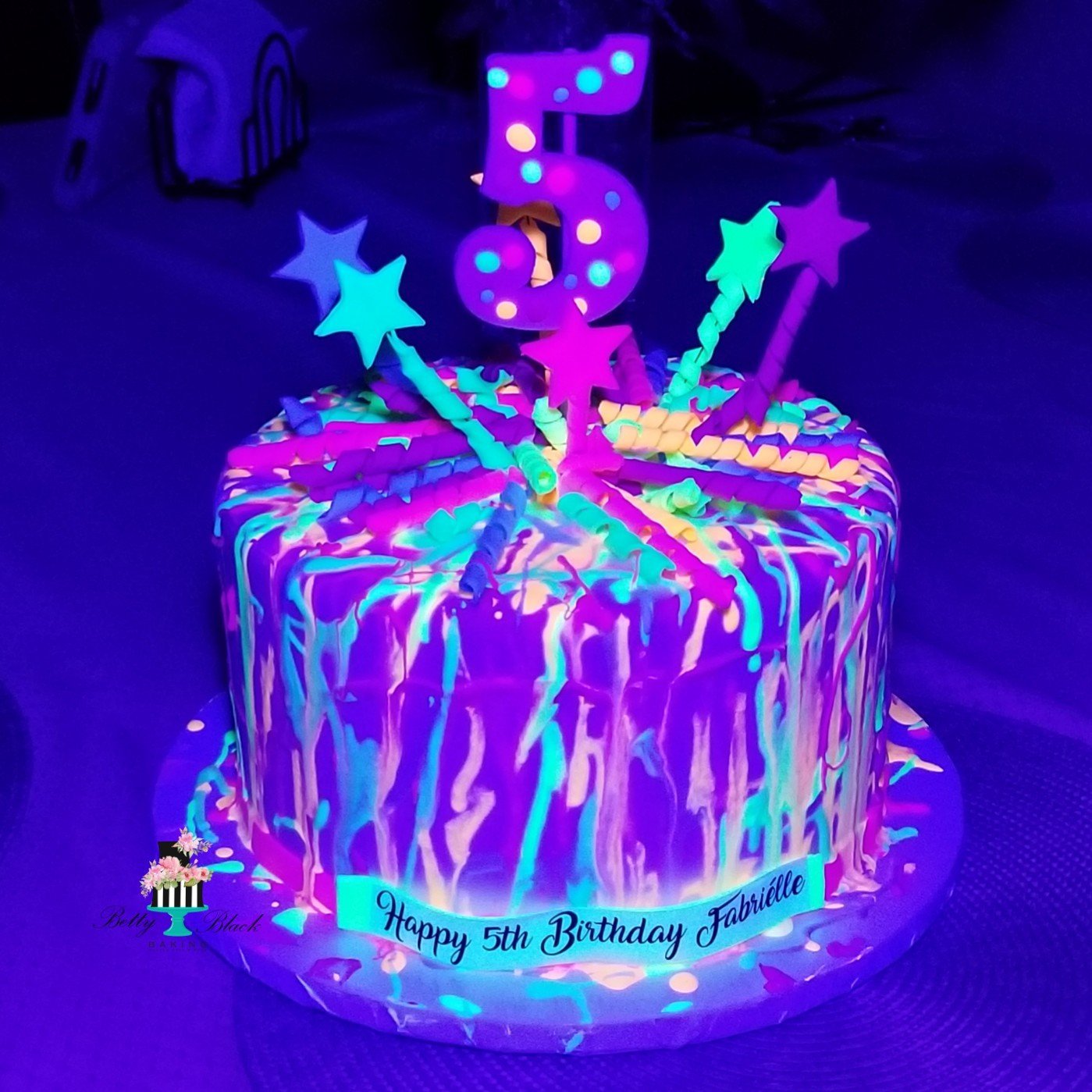 Неоновый торт. Светящиеся торты. Торт неон. Неоновый торт для девочки. Торт на неоновую вечеринку.