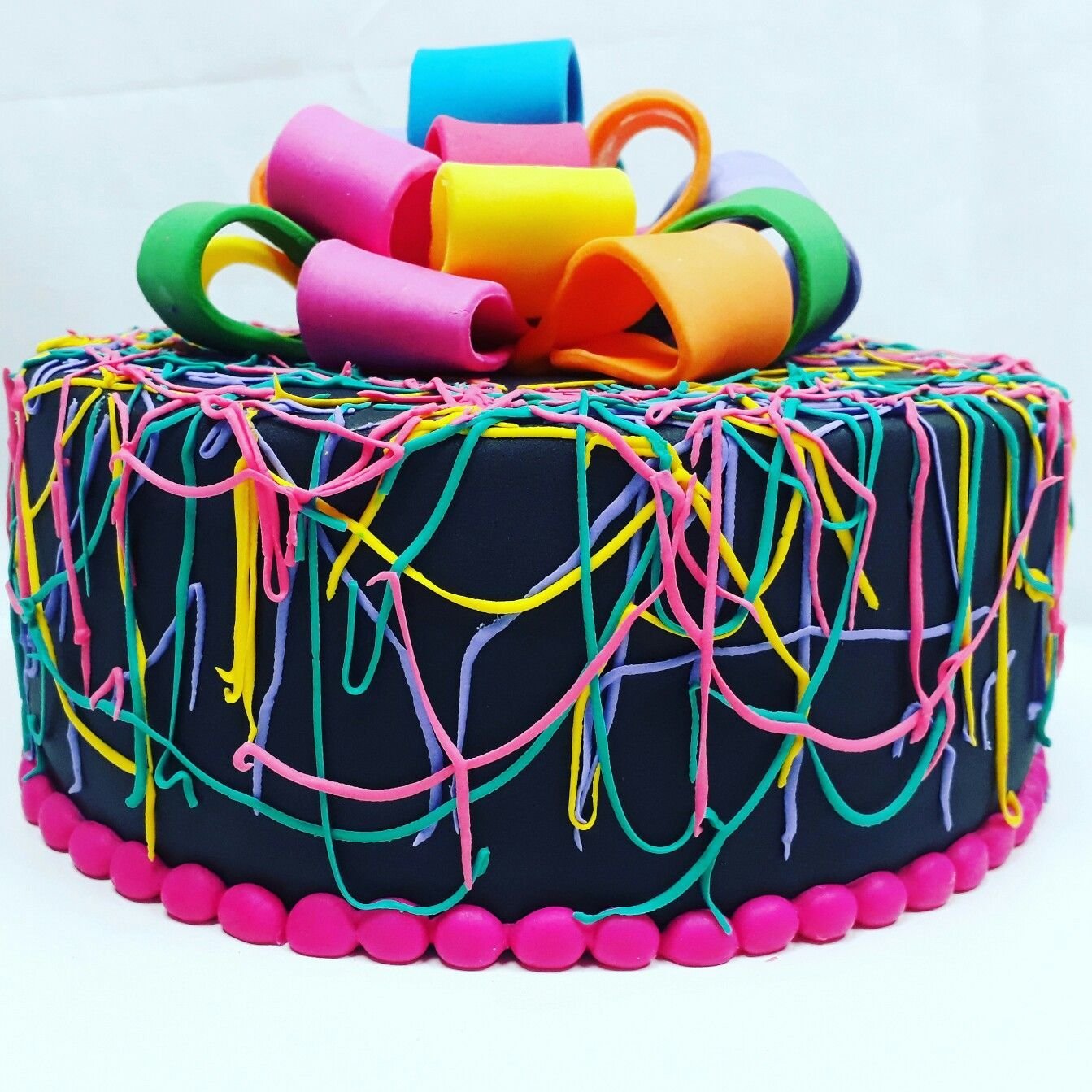 Неоновый торт. Неоновый декор торта. Торт на неоновую вечеринку. Торт в стиле неоновой вечеринки. Торт неоновый на день рождения.