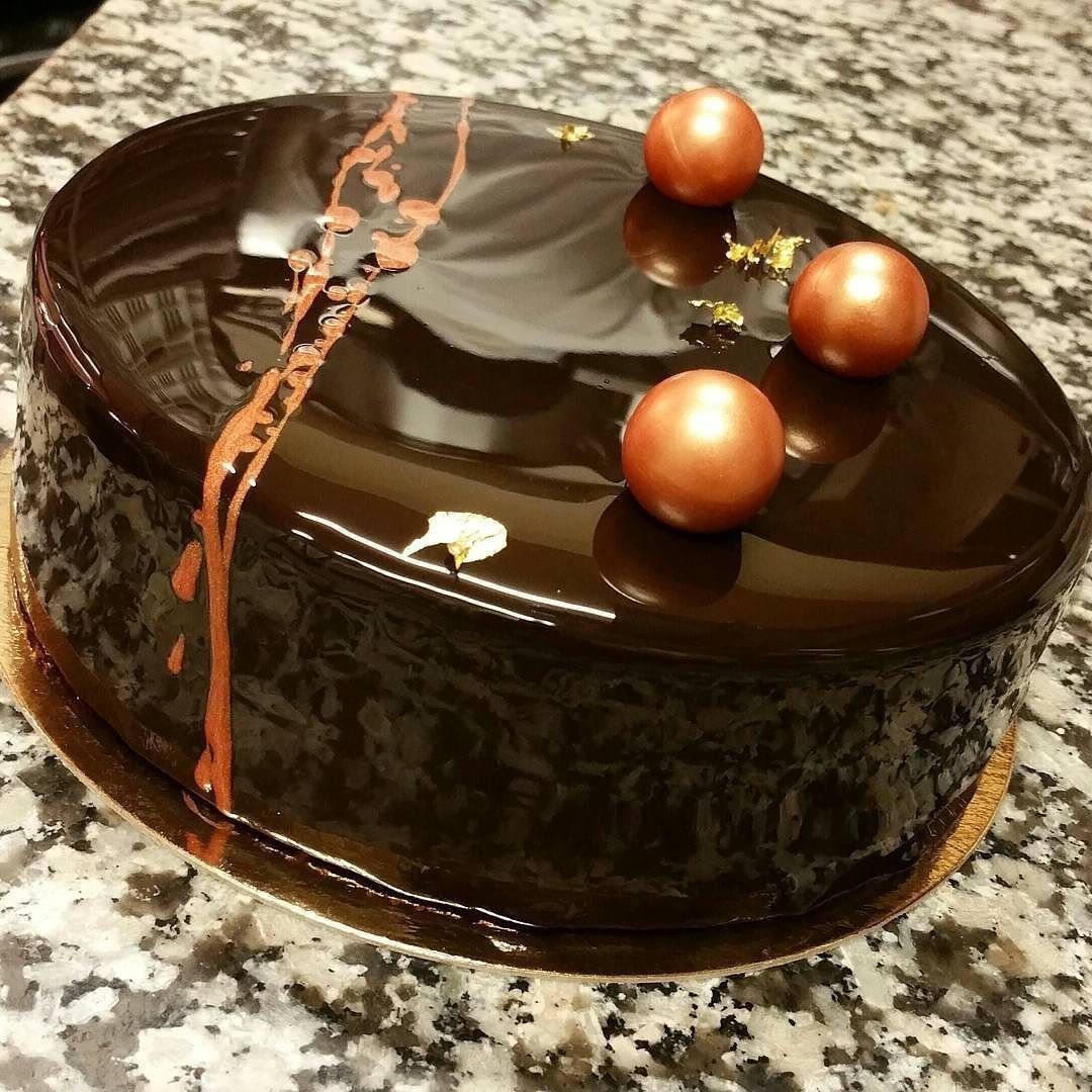 Украшение торта шоколадными шариками. Украшение шоколадного торта для мужчины. Украшение торта шоколадной глазурью. Торт с шоколадными шарами.