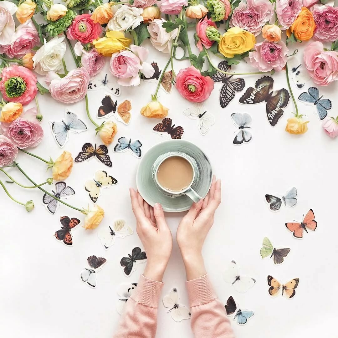 Жизнь полна творчества. Кофе и цветы. Доброе утро стильные. Стильные картинки с добрым утром. Отличного дня стильные.