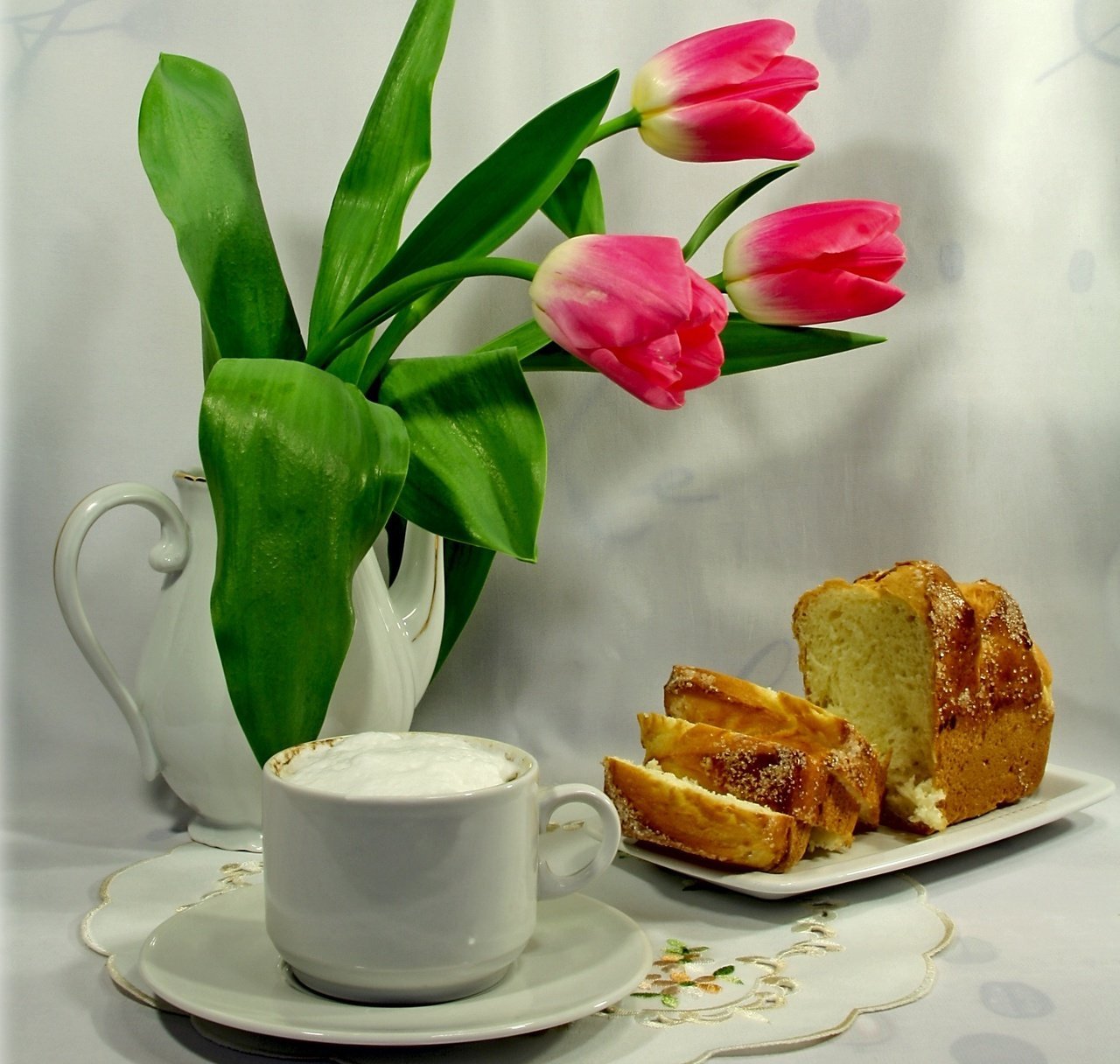 Доброе Весеннее утро. Открытки с добрым утром весенние. Тюльпаны и чай. С добрым весенним утром тюльпаны.