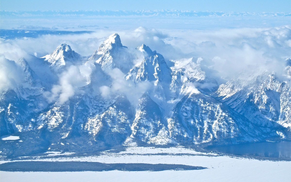 Горы со снегом