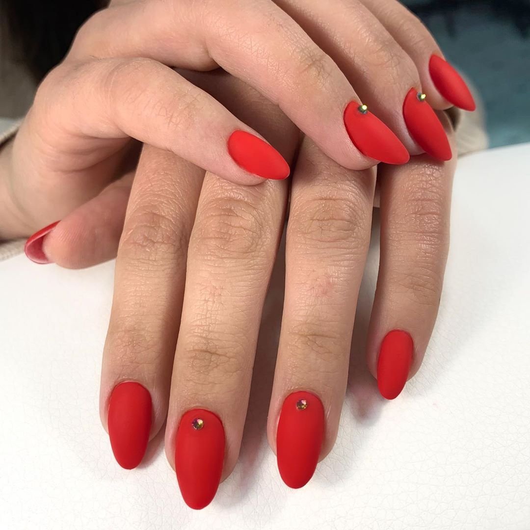 Красные матовые ногти