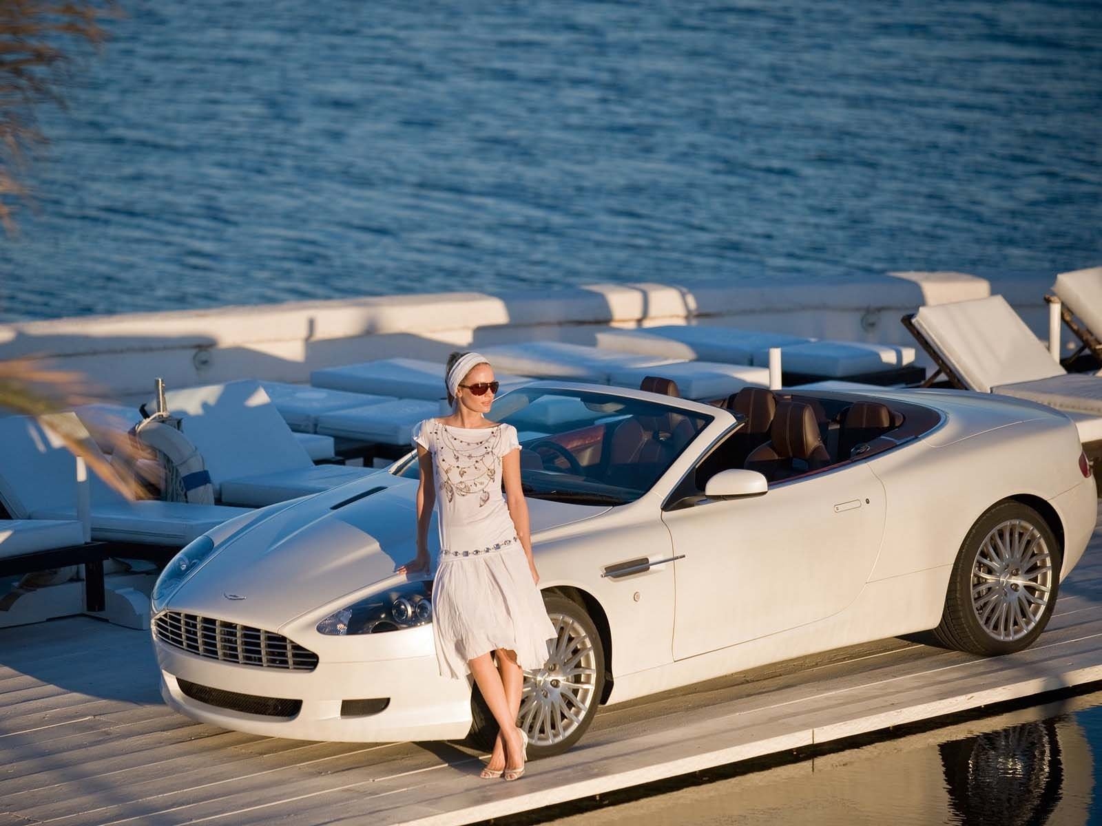 Жизнь богатых девушек. Aston Martin db9. Aston Martin кабриолет.