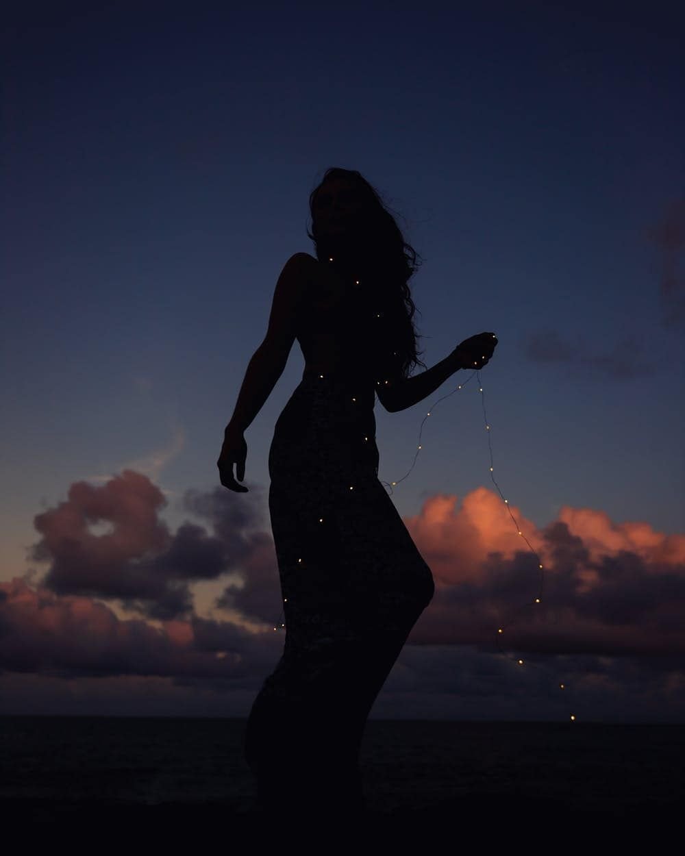 Танцующая девушка в темноте