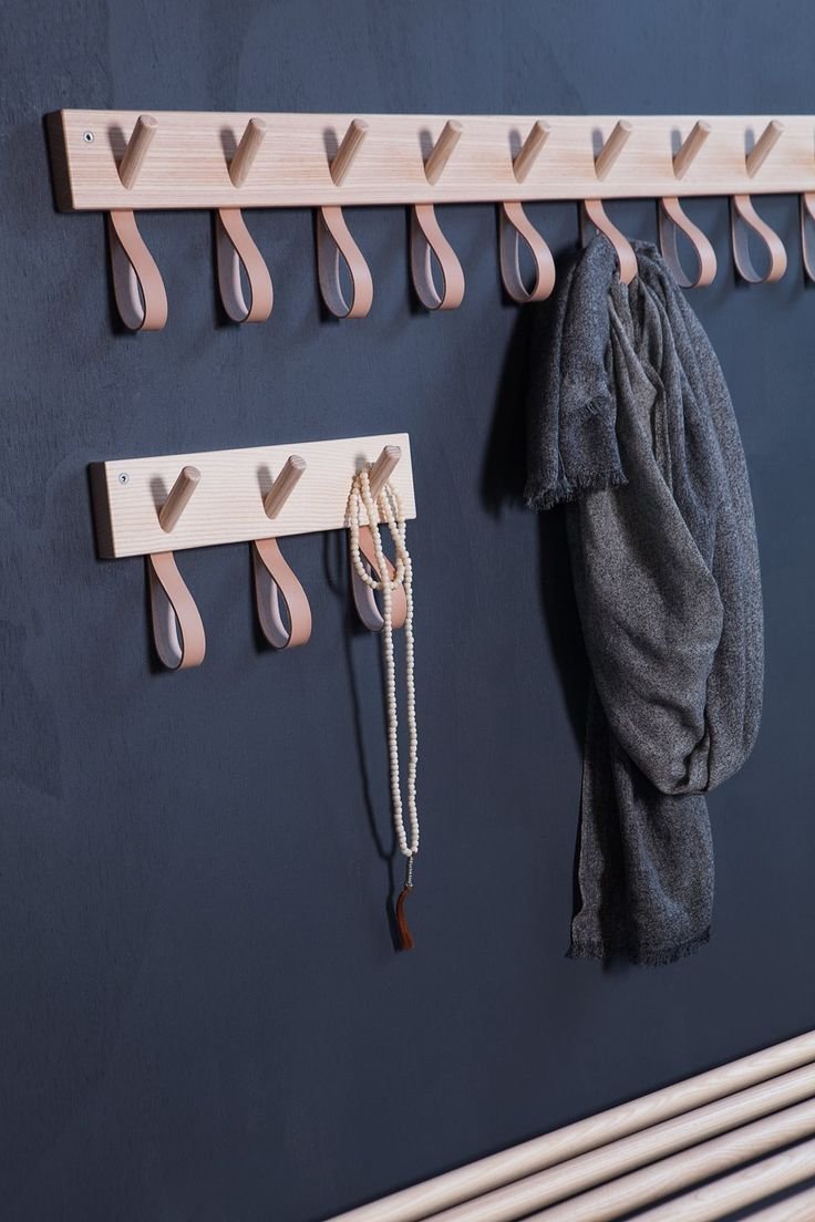 Деревянная вешалка для одежды на стену