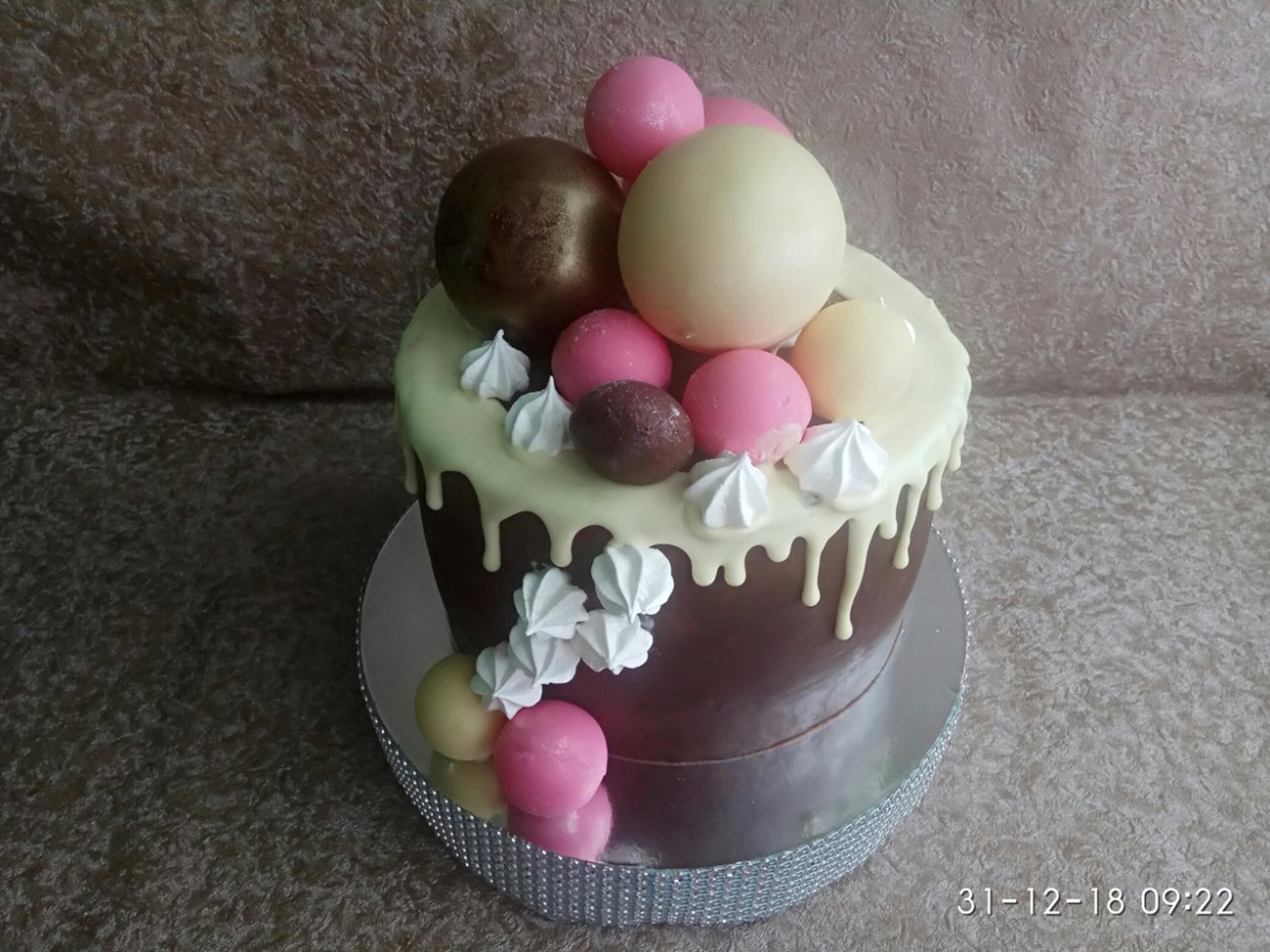 Торт с шоколадными шариками
