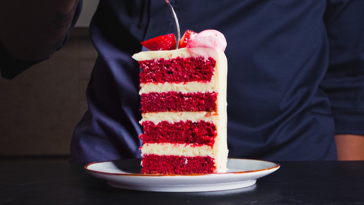 Торт красный бархат декор