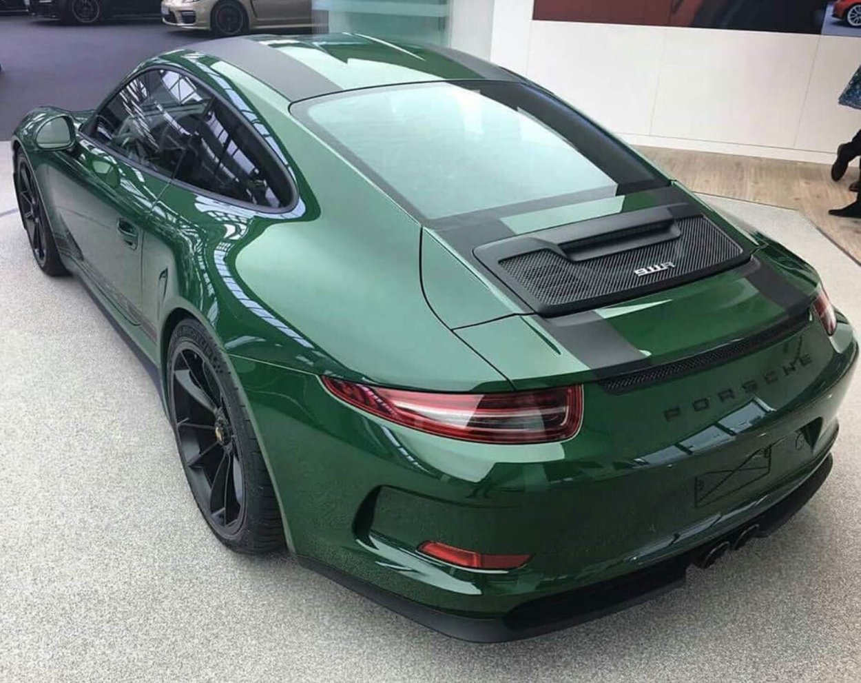 Серо зеленый цвет машины