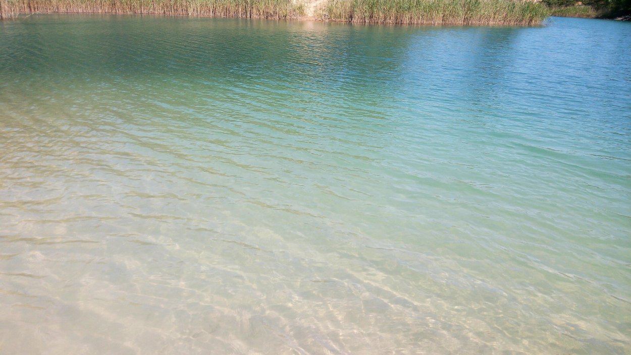 Золотово голубое озеро
