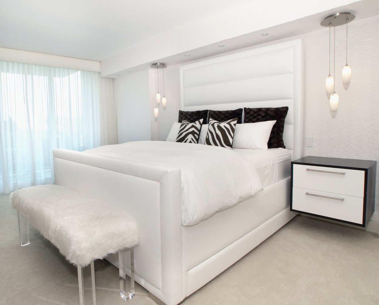 Дизайн спальни с белой кроватью